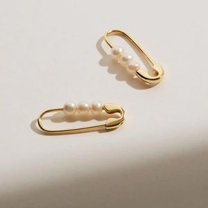 SIA PEARL Pearl Safety Pin Earrings